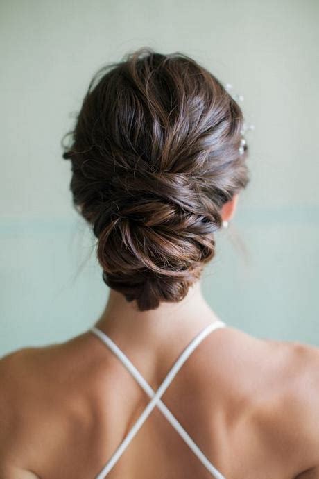 Many women will be able to find the perfect hairstyles among female haircuts that will be fashionable in 2021. Fryzury na wesele 2021 średnie włosy