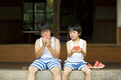 两个男孩暑假在农村吃西瓜高清图片下载 正版图片502230481 摄图网