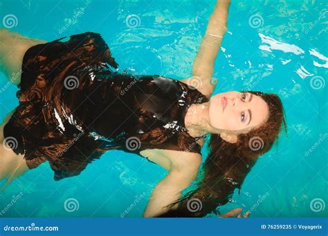 Vrouw Het Dromen Het Ontspannen In Zwembadwater Stock Afbeelding