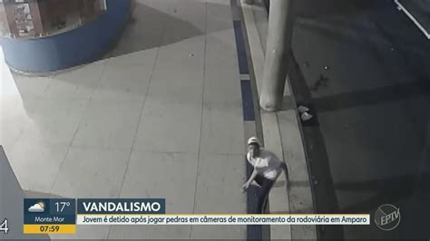 jovem é detido após jogar pedras em câmera de segurança da rodoviária de amparo vídeo
