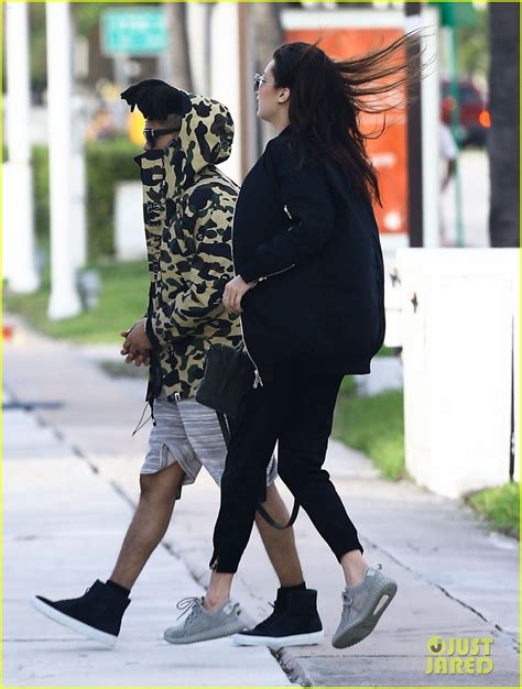 Blink and you'd have missed it, but bella hadid just seemingly debuted her. Bella Hadid Hangs with Boyfriend The Weeknd Amid Split ...