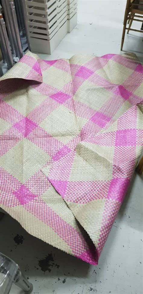 Mengkuang (screwpine leaves) or pandanus weaving is one of the traditional arts still very much alive and its products are still in demand. Tikar mengkuang sewa - Your DIY Project Supplies