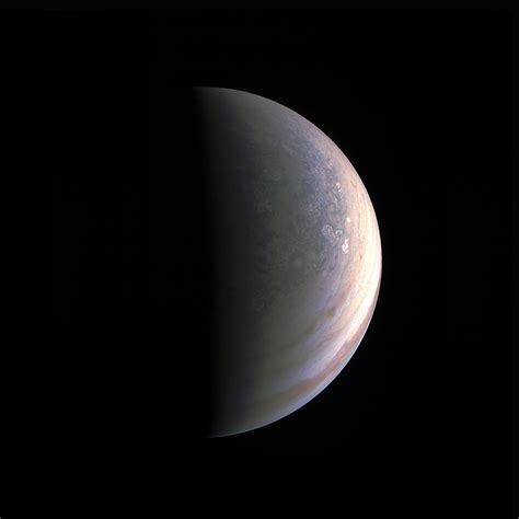 Jupiter Up Close Tour The 1st Amazing Flyby Photos By Nasas Juno