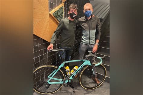 Avete visto come va aleix espargaró in bici? Aleix Espargaró compra la Bianchi con la que Primoz Roglic ...