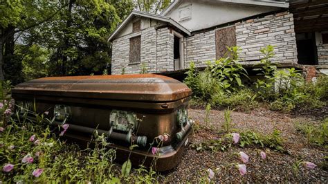 Abandoned Funeral Home Found Caskets And Hearse Otosection