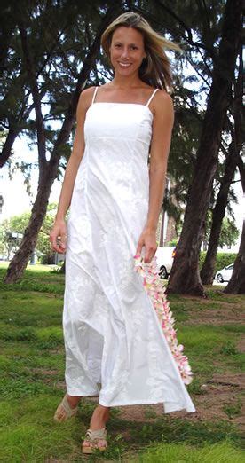 They are sometimes made with a subtle floral pattern fabric in a wide range of colors but also in traditional white, cream and blush. Hawaiian style wedding dress | Hawaiian style wedding ...