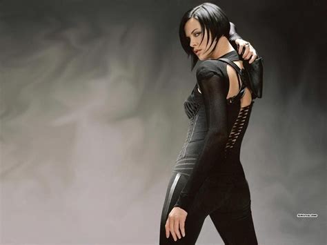 Charlize Theron In Aeon Flux Cine De Accion Cine Actrices Bonitas