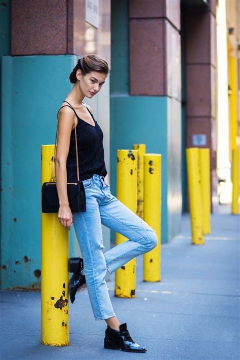 10 Ways To Pose In Photos Like A Model Off Duty Look Com Calça Look Calça Jeans Looks