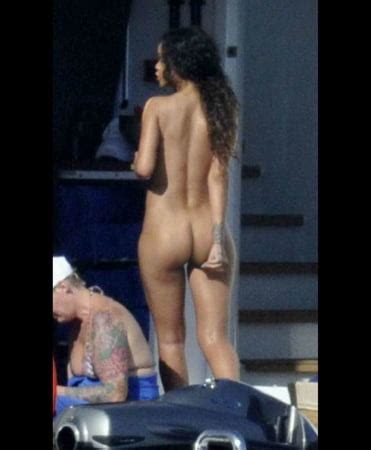 Nude leaked rhianna pics Rihanna Naked