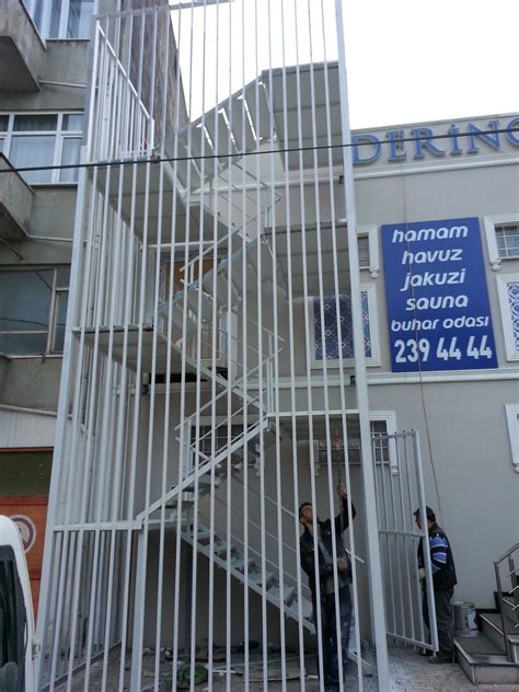 Yangın merdiveni modellerine bakıldığında temelde 2 gruba rastlanır. Yangın Merdiveni
