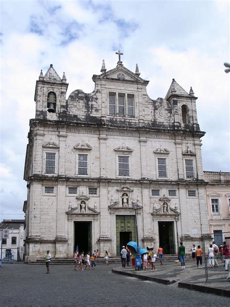 Vídeos gravados por outros jovens que estavam no local mostram o cantor sendo enforcado e recebendo chutes dos oficiais, mesmo rendido. Roman Catholic Archdiocese of São Salvador da Bahia ...