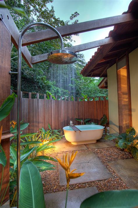 Outdoor Bathroom In The Middle Of The Jungle Ducha De Jardín Bañera