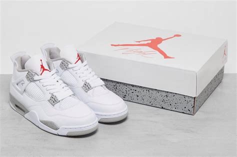 The Air Jordan 4 White Oreo Comes With A New Box •