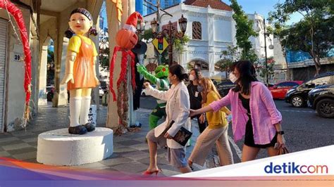 Pose Lampu Merah Lampu Hijau Bareng Boneka Squid Game Di Surabaya