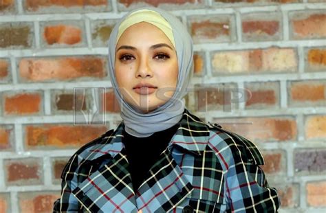 Showbiz Neelofa Does Her Bit For 10 Underprivileged Families New