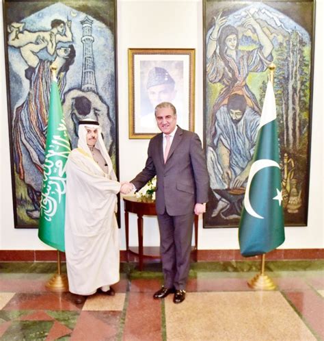 أعلن مكتب رئيس الوزراء الباكستاني نواز شريف، اليوم (الجمعة)، استقالته بعد قرار المحكمة العليا بعدم أهليته للبقاء في المنصب بسبب مزاعم فساد تحيط بأسرته. رئيس وزراء باكستان ووزير الخارجية يستعرضان التطورات ...