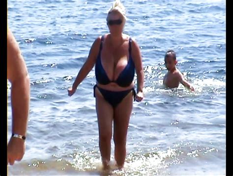 Enorme Tettona Matura Al Mare Beach Huge Tits Italiana Photo