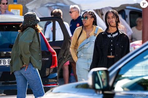 Sasha obama's name is really natasha & twitter can't handle it. Malia et sa soeur Natasha Obama se baladent sur le marché ...