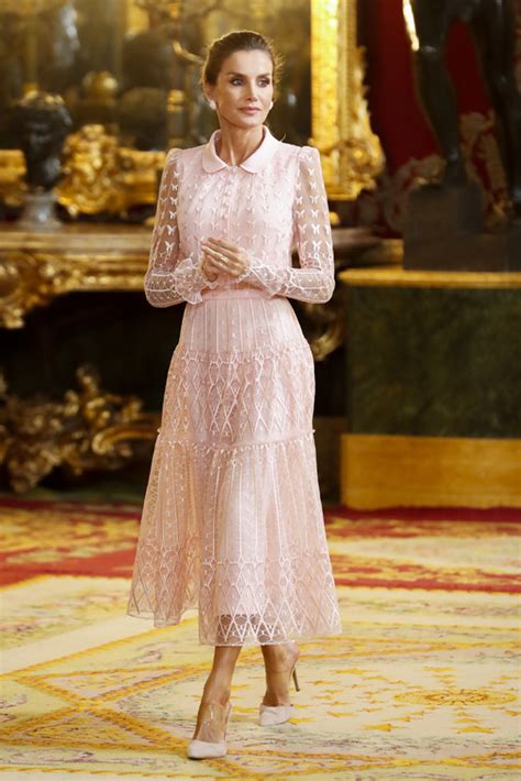 Reina Letizia un vestido rosa y transparente para la una cena de retribución en Cuba Foto
