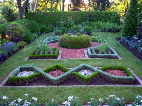 Photos of best herbs to grow indoor and outdoor gardens. Formal Herb Garden | Lakeview Gardens