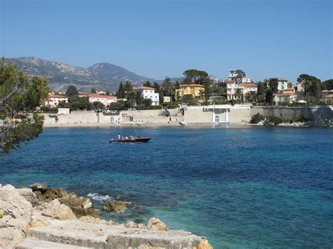 Its tranquillity and warm climate make it a favourite holiday destination amongst. File:Saint-Jean Cap-Ferrat les fosses.jpg - Wikimedia Commons