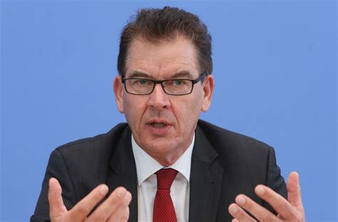 Von inxi | entwicklungshilfeminister gerd müller (csu, foto) gab jüngst zum besten, dass, wenn es uns nicht gelinge, die erderwärmung unter 2° celsius zu halten, sich 100 millionen (!) Entwicklungshilfe und Corona: Minister Müller will drei ...