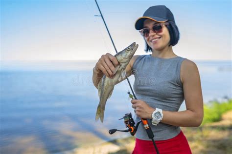 Mujer Feliz Del Pescador Con El Trofeo De Los Pescados Del Zander En El