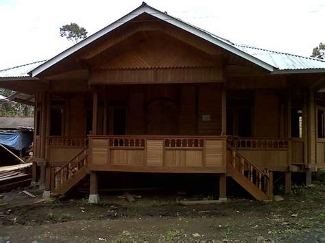 Rumah panggung dengan dua lantai seperti gambar di atas cocok diaplikasikan pada desain bangunan serbaguna yang berada di pesisir pantai maupun perbukitan. 30+ Model Rumah Panggung Minimalis, Modern & Sederhana