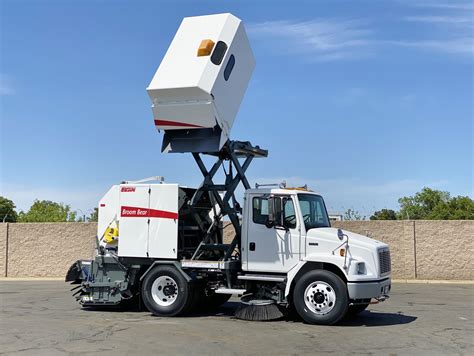 Elgin street sweeper products utilize all variations of today's street sweeping technology welsome to elgin sweepers. 2000 Freightliner Elgin Broom Bear Mechanical Sweeper for Sale