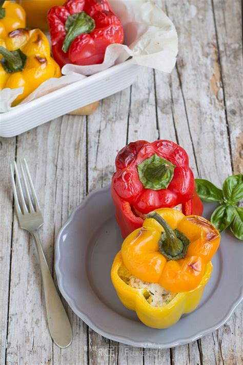 Vediamo insieme tutti i passaggi per prepararlo. Peperoni ripieni al forno vegetariani | Peperoni ripieni ...