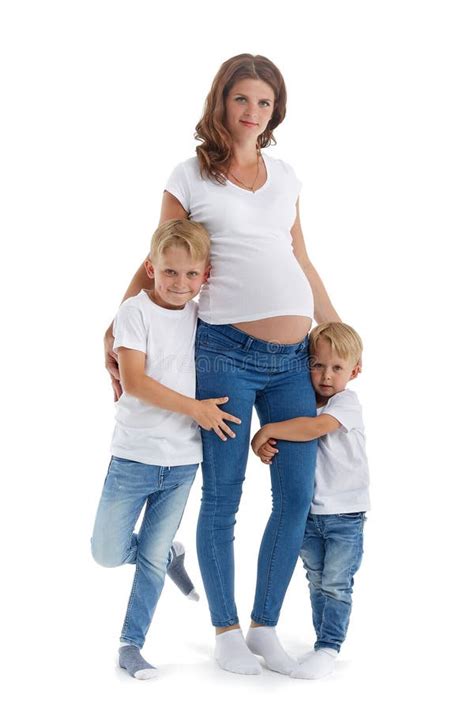 Mujer Embarazada Con Hijos Foto De Archivo Imagen De Gente 170707400