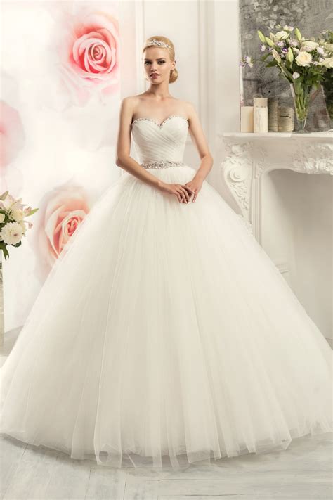 The fitted bodice (or corset) helps slim the don't be shy about using our search feature to sort dresses by price, designer, neckline, fabric, and more. 2016-Ball-Gown-Sweetheart-Wedding-Dress-Shiny-Beaded ...