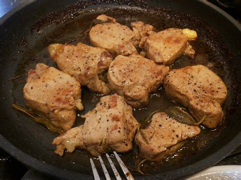 Girare da entrambi i lati piu' volte, a fiamma vivace. filetto di maiale con funghi cardoncelli o porcini
