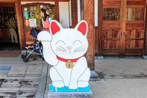 La Tienda Afortunada De La Estatua Del Gato Neko De Maneki Imagen De