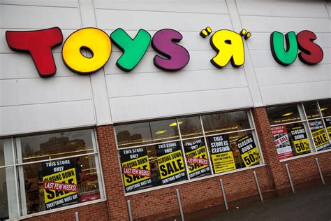There Will Soon Be 700 Empty Toys R Us Stores Whos Going To Fill