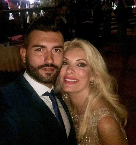 Η φωτογραφία που δημοσίευσε η πεθερά της από την άνδρο και το σχόλιο της παρουσιάστριας. Ελένη Μενεγάκη: Η εντυπωσιακή εμφάνιση στο γάμο Σάκη ...