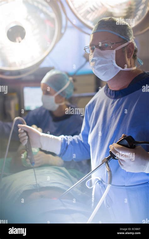 Cirujano Realizar Cirugía Laparoscópica En Quirofano Fotografía De