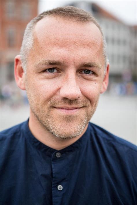 Op woensdag 20 november gaat zijn vierdelige reeks eenzaam (canvas), van start. Radiopresentator Xavier Taveirne out tot Kerstmis - KW.be