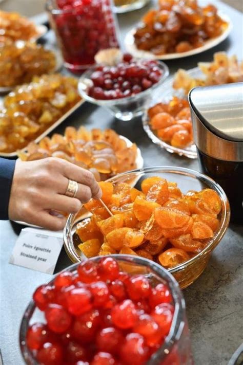 Sbucciare e tagliare a pezzetti la frutta di stagione. Foto - Frutta candita di Apt - Guida Gastronomia e vacanze