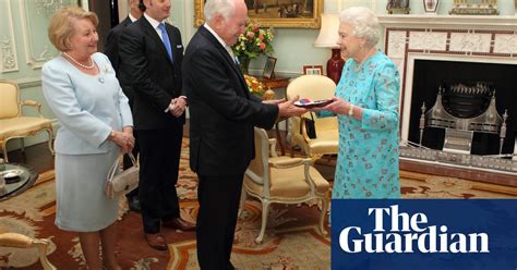 No Hands Maam Australian Prime Ministers Meet The Queen In