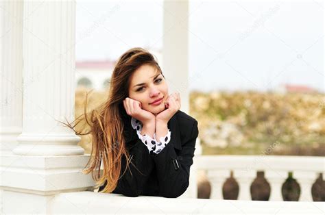 adolescente chica de pie cerca de columnas fotografía de stock © reanas 2940648 depositphotos