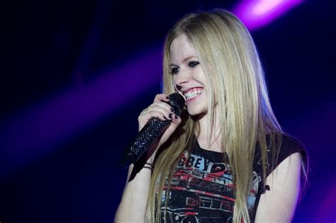 Avril Lavigne—from “what The Hell” To “god Keep My Head Above Water” Worship Song God Tv News