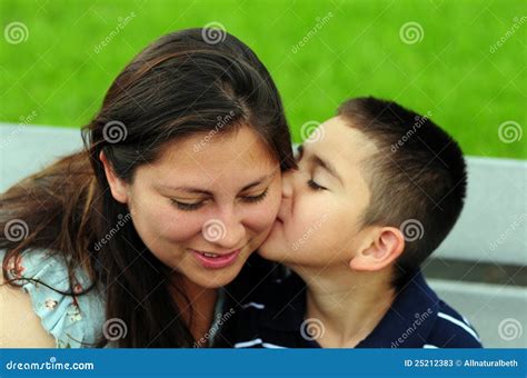 Fils Embrassant La Maman Sur La Joue Image Stock Image Du Adorer Gosse 25212383