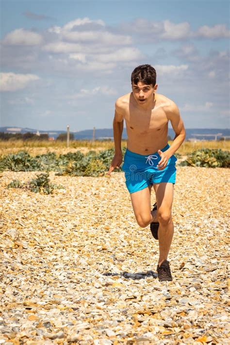 Adolescente Sin Camisa Corriendo En Una Playa Imagen De Archivo Imagen De Ajuste Shirtless