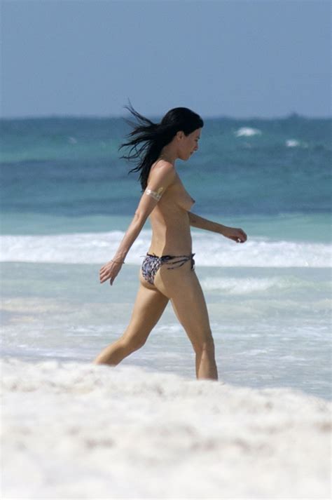 Jaime murray en topless en la playa en méxico Nuevos videos porno