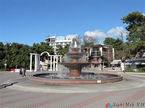 Геленджик — это маленький, но невероятно уютный городок, окруженный невысокими горами, на которых раскинулись зеленые леса. Достопримечательности города Геленджик