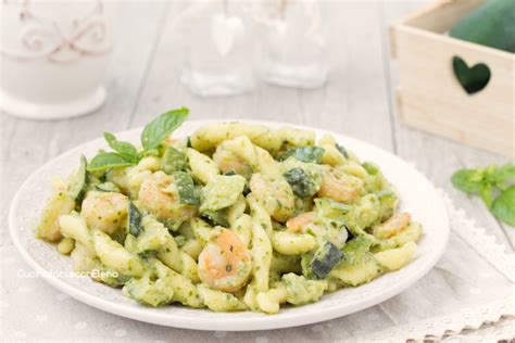 Poco usuale eppure facile da preparare e di grande effetto negli abbinamenti. Pasta con pesto gamberetti e zucchine cremosa e gustosissima