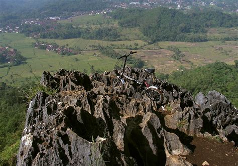 Kota di jawa barat tersebut tak hanya berhawa sejuk, namun menyimpan banyak bukit karang para termasuk destinasi wisata murah meriah. Gowes Blusukan ke Puncak Bukit Karang Para di Sukabumi ...