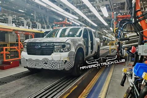Ford's new compact pickup truck comes standard with a hybrid drivetrain, can tow up to 4000 lbs with an optional towing package, and goes up to 500 miles on a single tank of gas. 2022 Ford Maverick Snapped On The Assembly Line | Carscoops