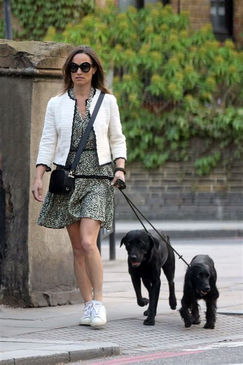 Pippa middleton ist das mittlere von drei kindern von michael middleton (* 1949) und carole middleton (* 1955). PIPPA MIDDLETON Out with Her Dog in London 05/12/2018 ...